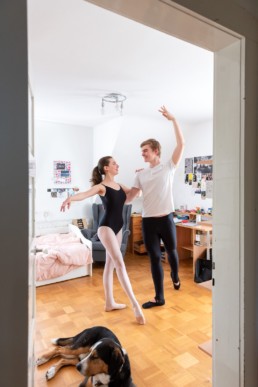 Antonia und Luis Ballett-Tänzer proben Ballett im Kinderzimmer - Fotoprojekt 