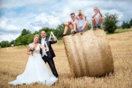 Foto Hochzeitspaar mit Kindern im Kornfeld