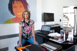 Karin Weber an ihrem Schreibtisch im Homeoffice - Fotoprojekt Nur-so-halb von Stefanie Morlok Fotografin