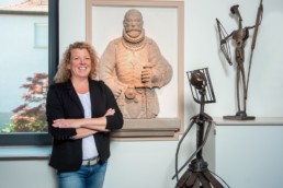Bürgermeisterin Birgit Förster in ihrem Büro in Niefern-Öschelbronn mit Skulpturen - Fotoprojekt Nur-so-halb von Stefanie Morlok Fotografin