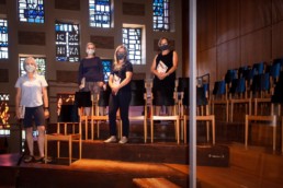 die Sängerinnen mit Masken auf der Empore der Stadtkirche Pforzheim - Fotoprojekt Nur-so-halb von Stefanie Morlok Fotografin