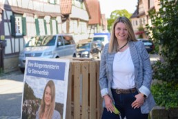 Bürgermeister Kandidatin Antonia Walch mit ihrem Pop-Up-Wahlkampfstand - Fotoprojekt Nur-so-halb von Stefanie Morlok Fotografin